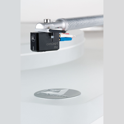 Clearaudio Emotion SE Plattenspieler Detailansicht Headshell mit Tonabnehmer am Tonarmrohr