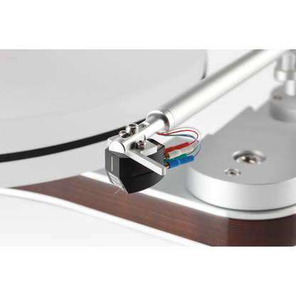 Clearaudio Innovation Basic Plattenspieler Detailansicht Tonabnehmer mit Nadel und Headshell-Verkabelung