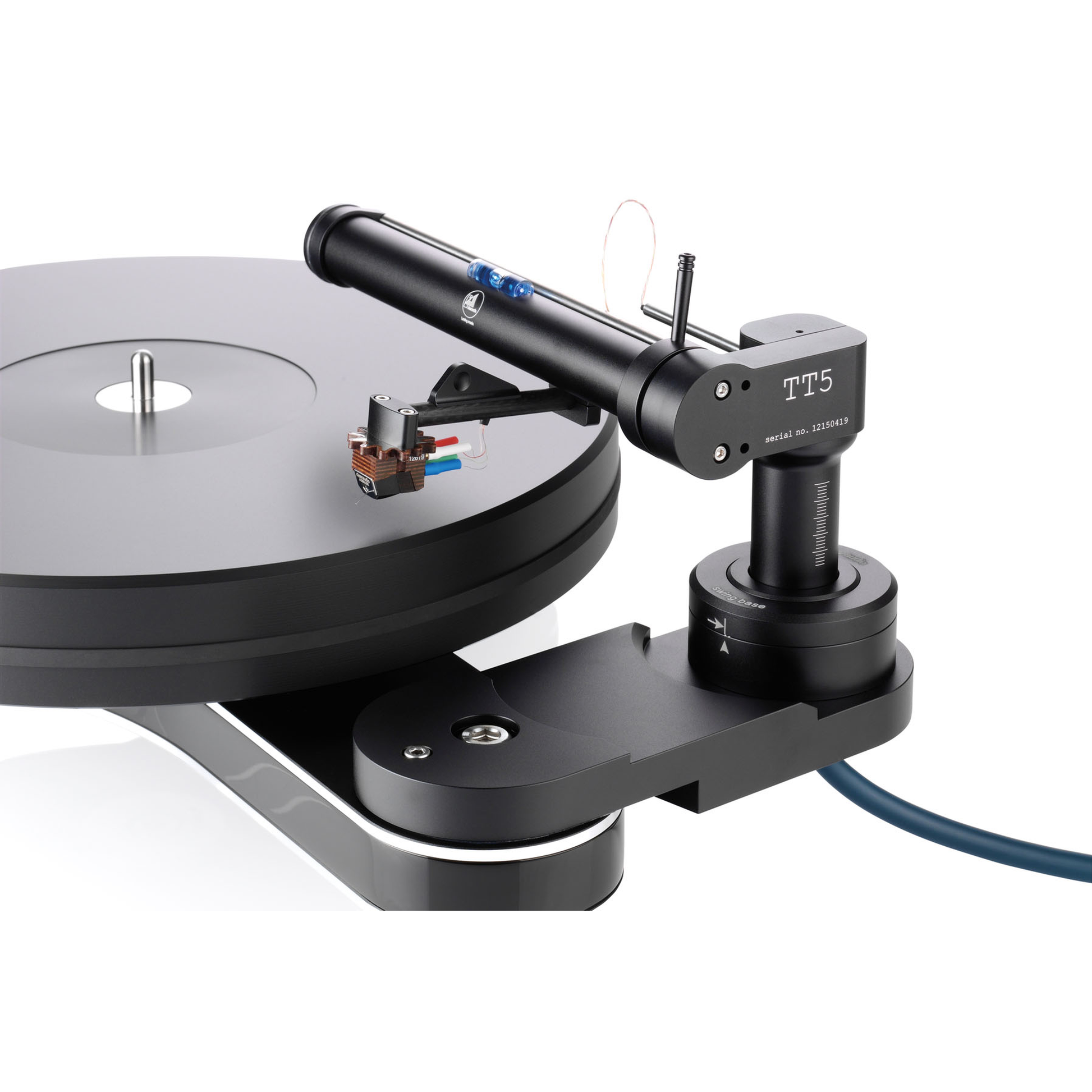 Clearaudio Innovation Basic Plattenspieler Detailansicht Tonarm in Schwarz mit montiertem Tonabnehmer