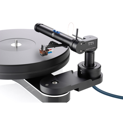 Clearaudio Innovation Basic Plattenspieler Detailansicht Tonarm in Schwarz mit montiertem Tonabnehmer