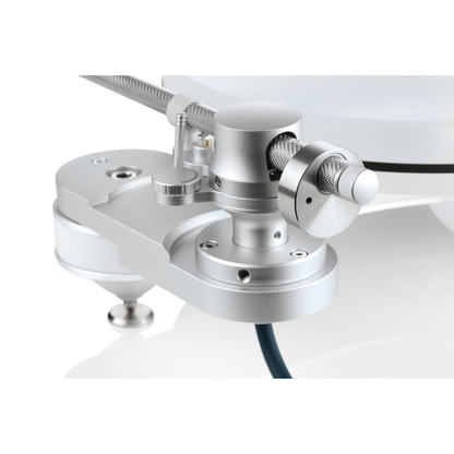 Clearaudio Innovation Basic Plattenspieler Detailansicht Tonarmlager mit Gegengewicht auf silberner Tonarmbasis