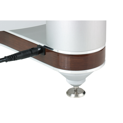 Clearaudio Innovation Compact Plattenspieler Anschlussfeld mit Netzanschluss an der Zarge und Spike-Fuss