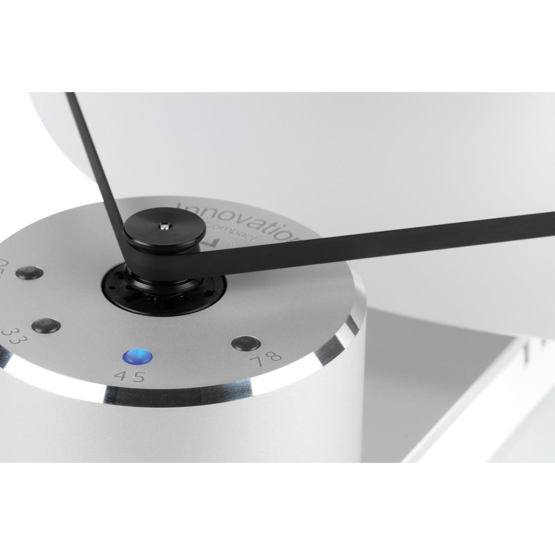 Clearaudio Innovation Compact Plattenspieler Detailansicht Motoreinheit mit Drehzahlwahl und Antriebsriemen