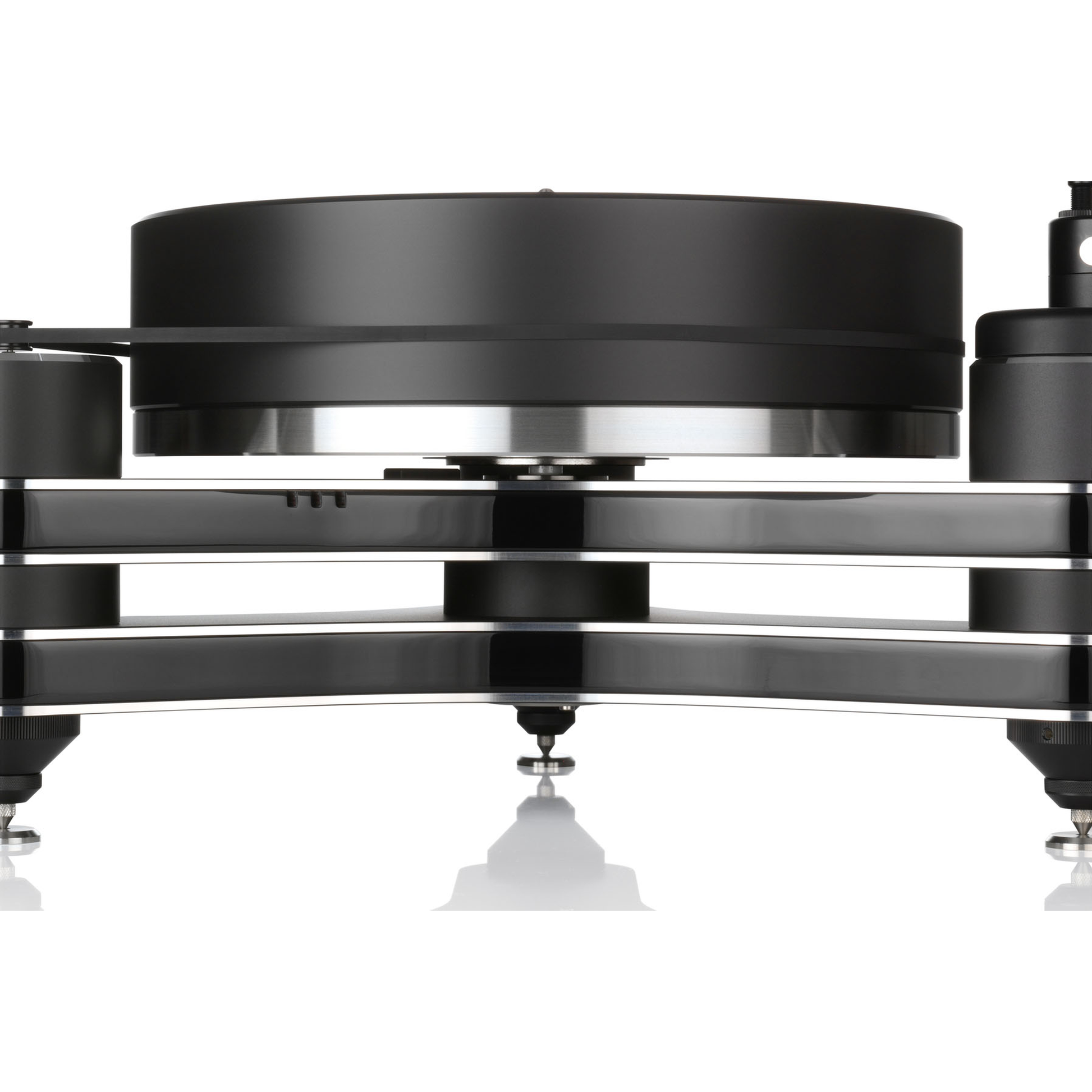 Clearaudio Innovation Plattenspieler Detailansicht Chassisebenen in Schwarz mit Plattenteller und Spikes