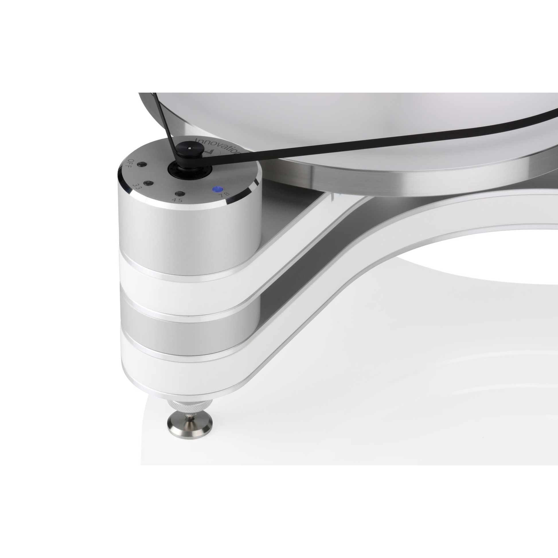 Clearaudio Innovation Plattenspieler Detailansicht Motoreinheit mit Antriebsriemen und Plattentellerrand