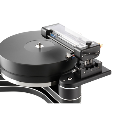 Clearaudio Innovation Plattenspieler Detailansicht Tangential-Tonarm über schwarzem Plattenteller