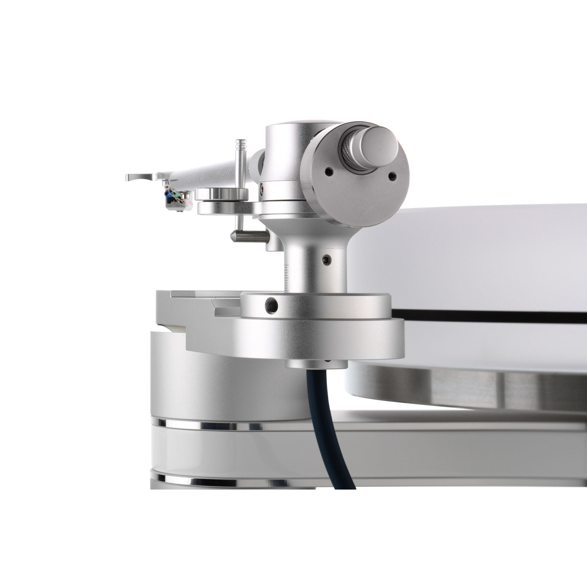 Clearaudio Innovation Plattenspieler Detailansicht Tonarmbasis in Silber mit Gegengewicht und Headshell
