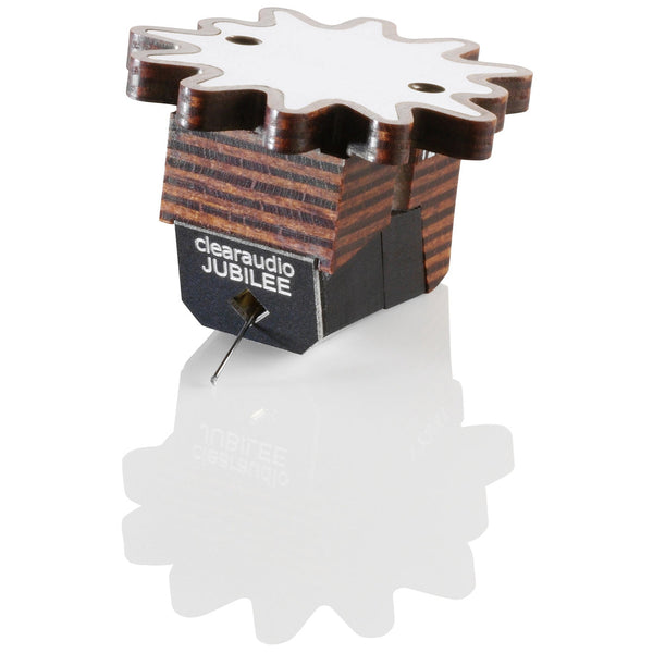 Clearaudio Jubilee MC Moving-Coil-System Schrägansicht, gestreiftes Holzgehäuse mit Nadelträger
