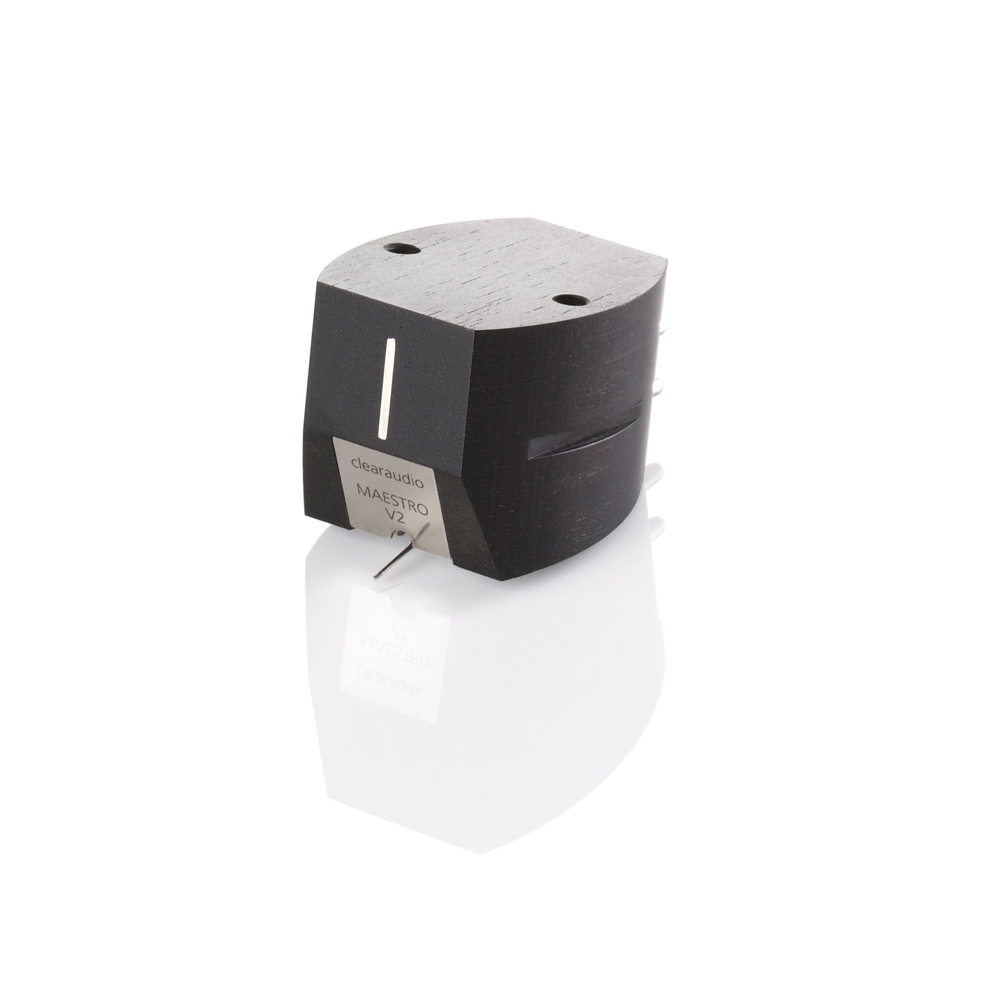 Clearaudio Maestro V2 Ersatznadel Schrägansicht am Tonabnehmer mit Ebenholzgehäuse und Nadelträger