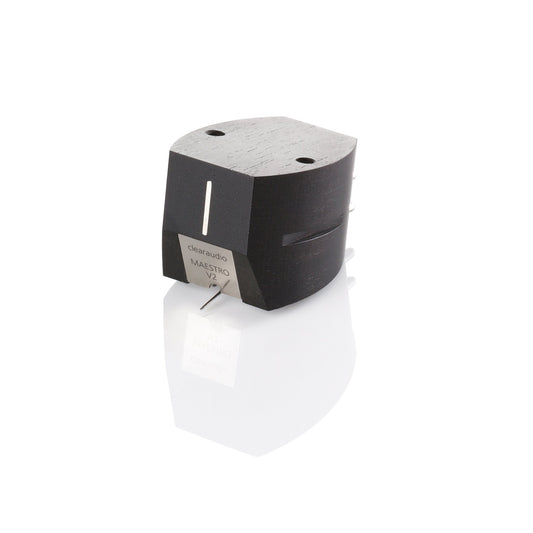 Clearaudio Maestro V2 Moving-Magnet-Tonabnehmer Schrägansicht, Ebenholzgehäuse mit Typenschild