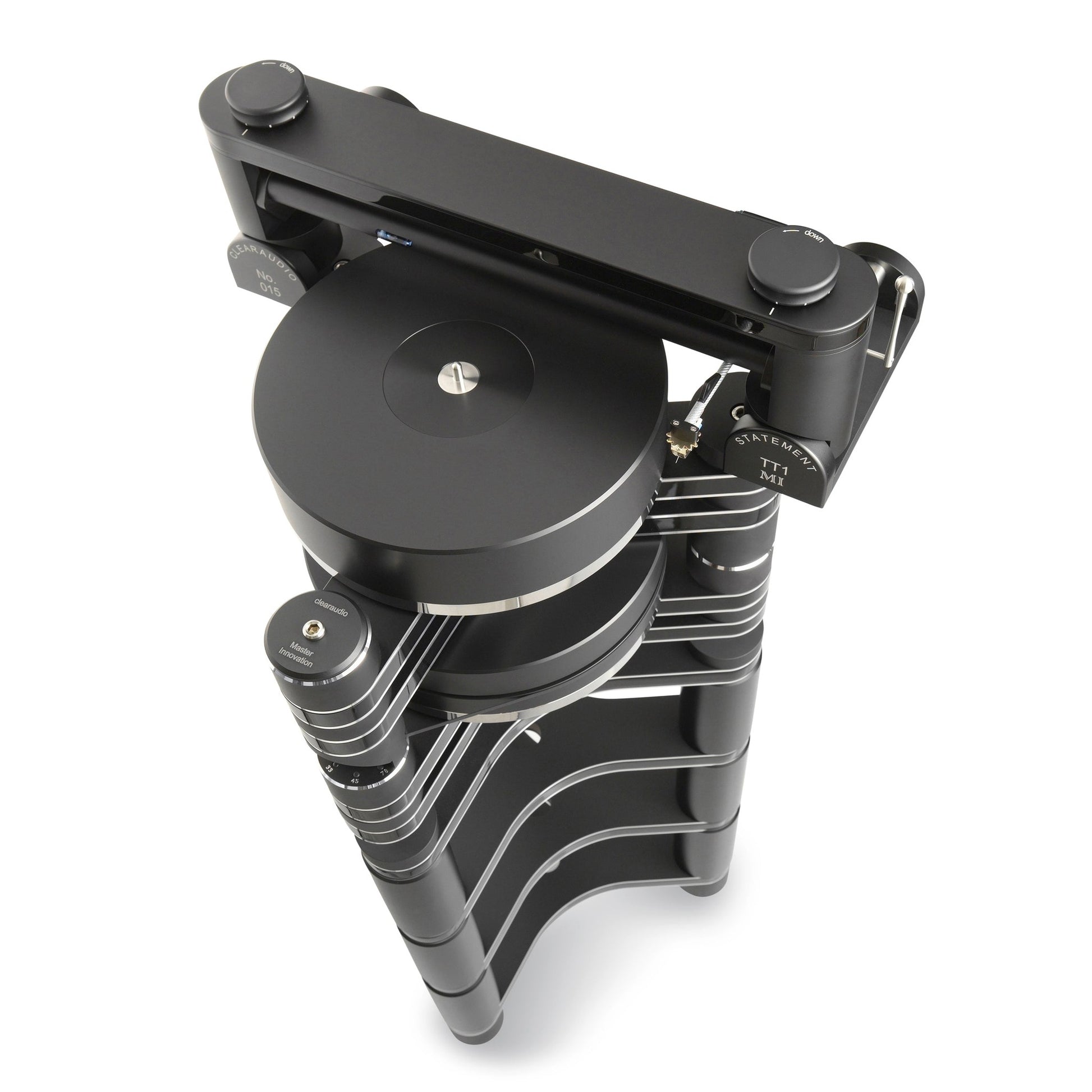 Clearaudio Master Innovation Plattenspieler Setansicht in Schwarz auf HiFi-Rack mit Tangential-Tonarm