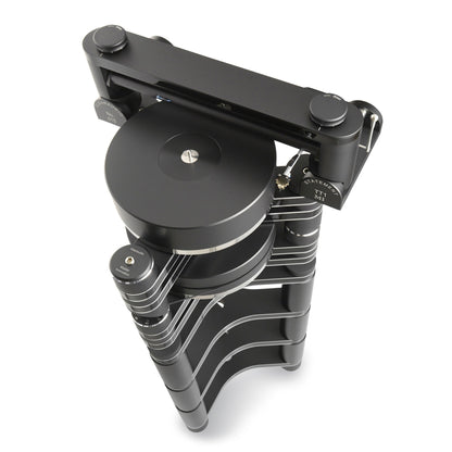 Clearaudio Master Innovation Plattenspieler Setansicht in Schwarz auf HiFi-Rack mit Tangential-Tonarm