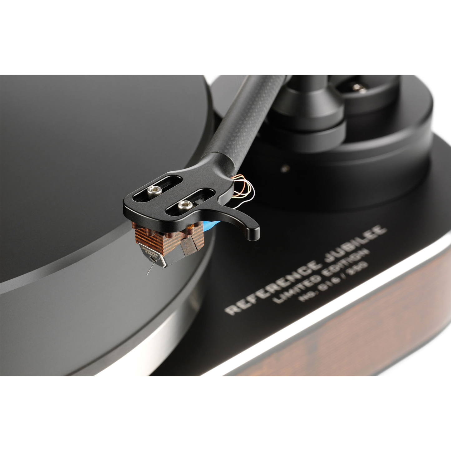 Clearaudio Master Jubilee Plattenspieler Detailansicht Tonabnehmer mit Headshell über dem Plattenteller
