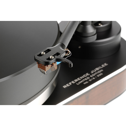 Clearaudio Master Jubilee Plattenspieler Detailansicht Tonabnehmer mit Headshell über dem Plattenteller