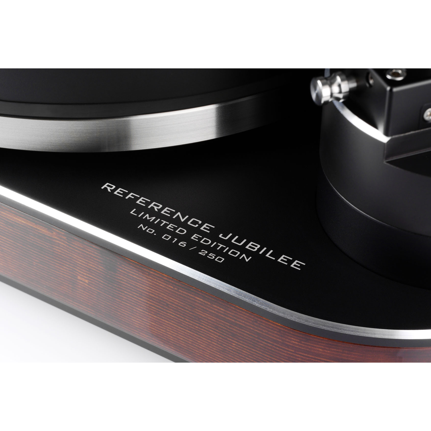 Clearaudio Master Jubilee Plattenspieler Detailansicht Zarge aus Holz mit Aluminium-Einfassung