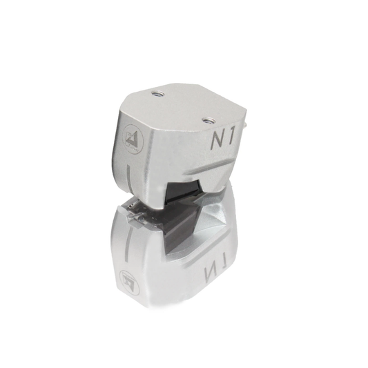 Clearaudio N1 Moving-Magnet-Tonabnehmer Silber Schrägansicht mit Nadelträger und Modellgravur