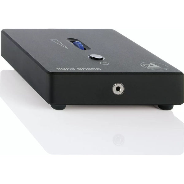 Clearaudio Nano Phono Headphone V2 Phono-Vorverstärker Schrägansicht, schwarz, mit Kopfhörerbuchse