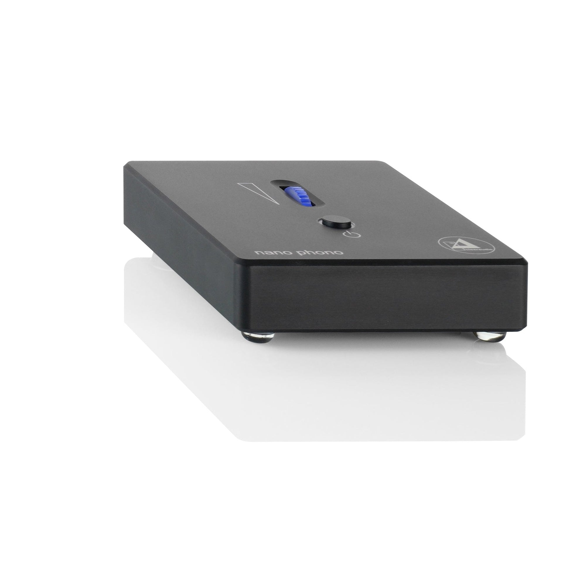 Clearaudio Nano Phono V2 Phono-Vorverstärker Schrägansicht, schwarzes Gehäuse mit Standby-Taster und Pegelrad