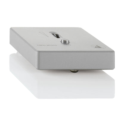Clearaudio Nano Phono V2 Phono-Vorverstärker Schrägansicht, silbernes Gehäuse mit Standby-Taster und Pegelrad