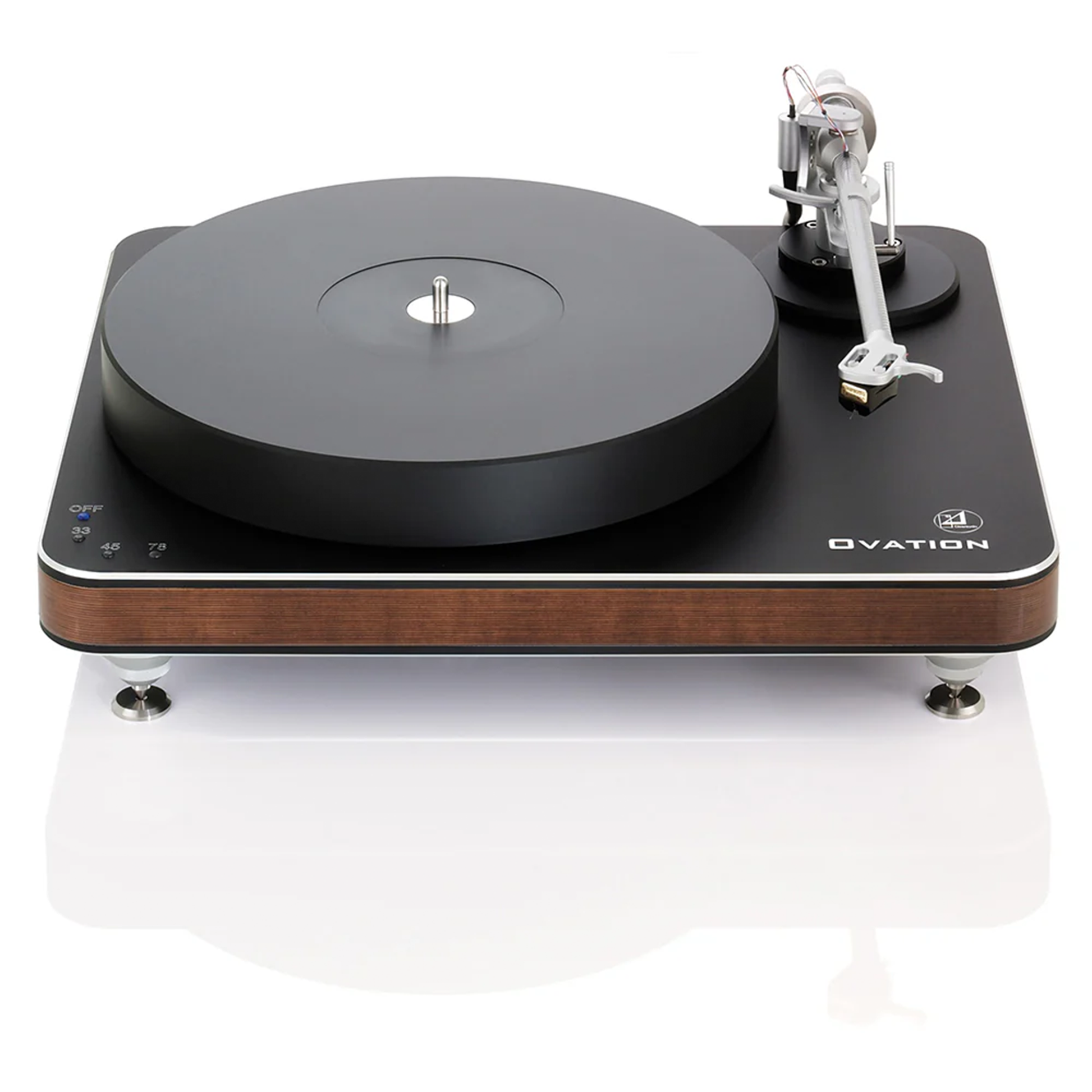 Clearaudio Ovation Plattenspieler Frontansicht, schwarzes Chassis mit Holzzarge, Tonarm und Drehzahlwahl