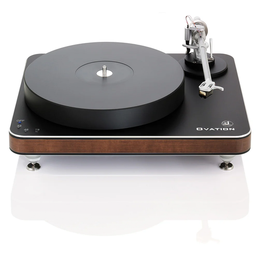 Clearaudio Ovation Plattenspieler Frontansicht, schwarzes Chassis mit Holzzarge, Tonarm und Drehzahlwahl
