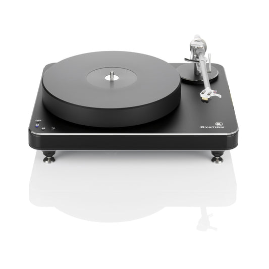 Clearaudio Ovation Plattenspieler Frontansicht in Schwarz mit Plattenteller, Tonarm und Drehzahlwahl