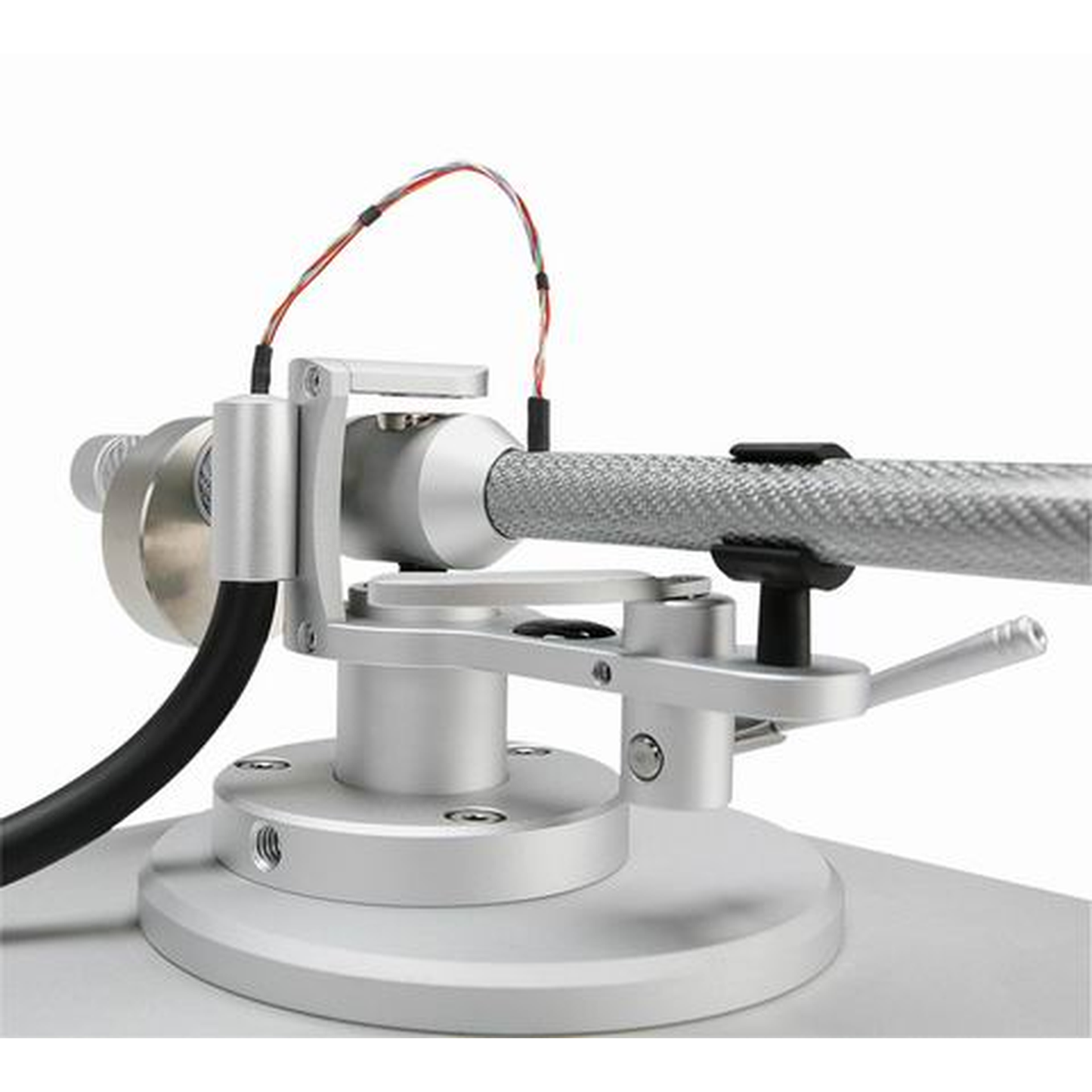 Clearaudio Ovation Plattenspieler Schwarz/Schwarz Detailansicht Tonarmlager mit Basis und Verkabelung