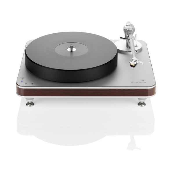 Clearaudio Ovation Plattenspieler Frontansicht, silbernes Chassis mit Holzzarge, Plattenteller und Tonarm