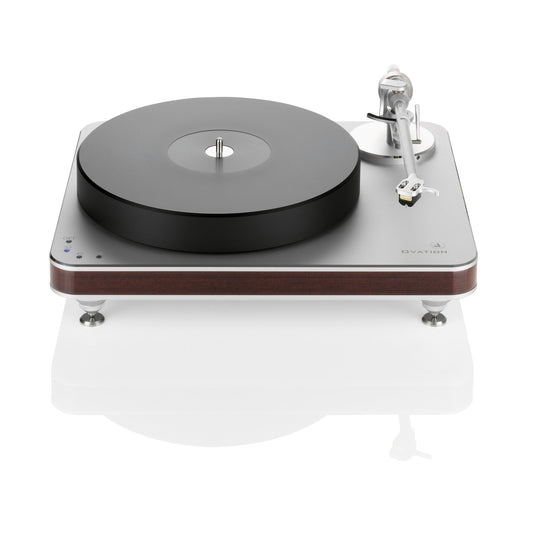 Clearaudio Ovation Plattenspieler Frontansicht, silbernes Chassis mit Holzzarge, Plattenteller und Tonarm