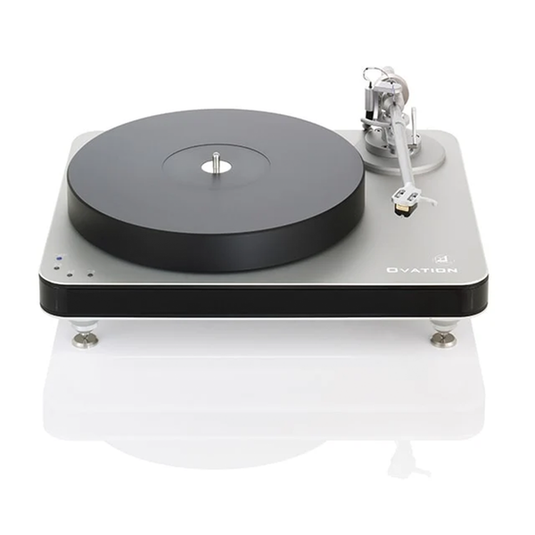 Clearaudio Ovation Plattenspieler Frontansicht, silbernes Chassis mit schwarzer Zarge, Plattenteller und Tonarm