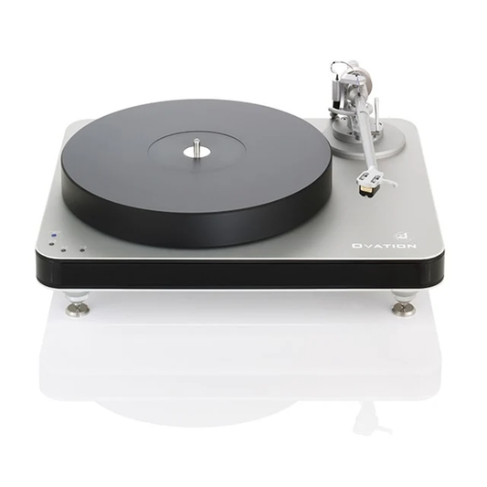 Clearaudio Ovation Plattenspieler Frontansicht, silbernes Chassis mit schwarzer Zarge, Plattenteller und Tonarm