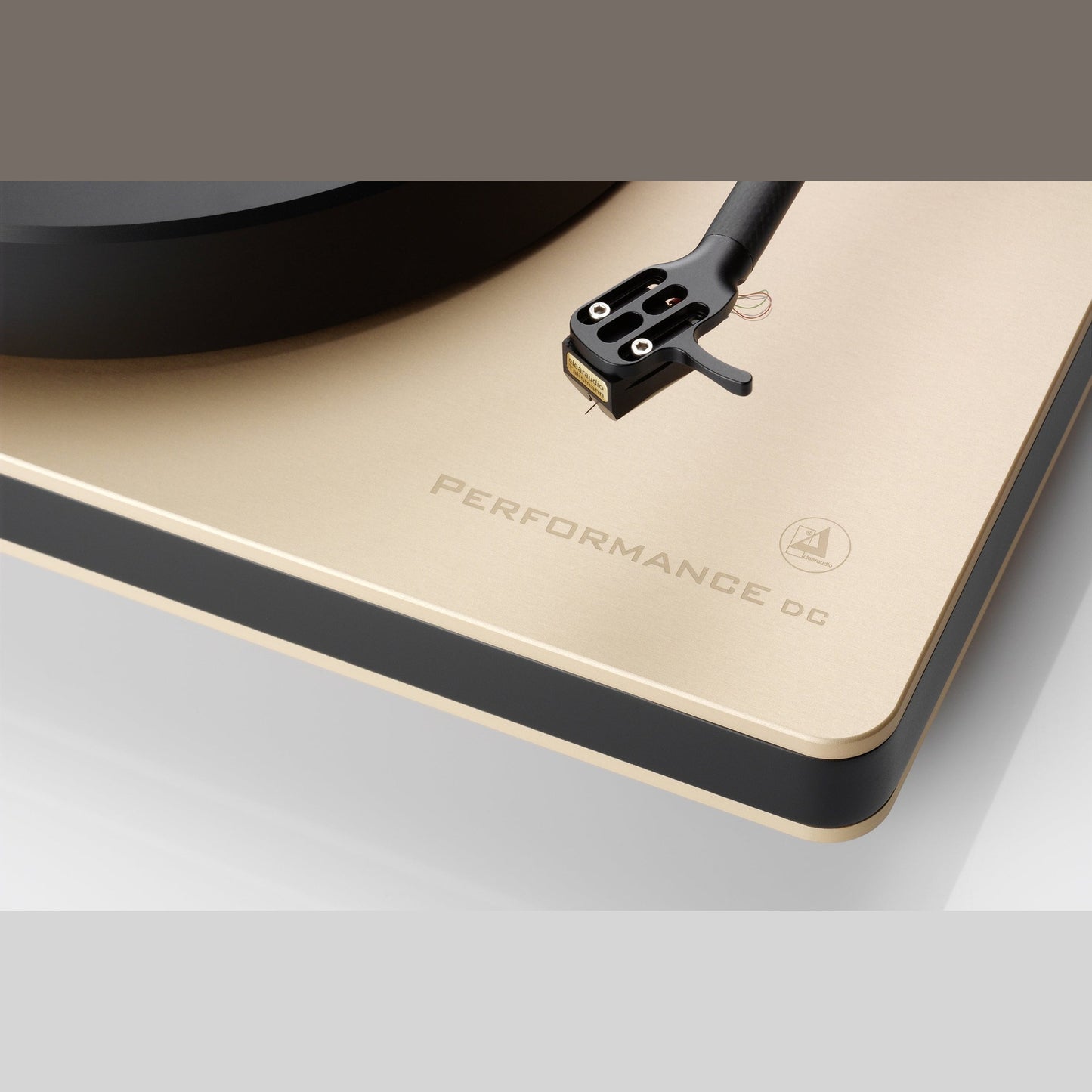Clearaudio Performance DC Plattenspieler Rose Gold/Schwarz Detailansicht Tonabnehmer über der Zarge