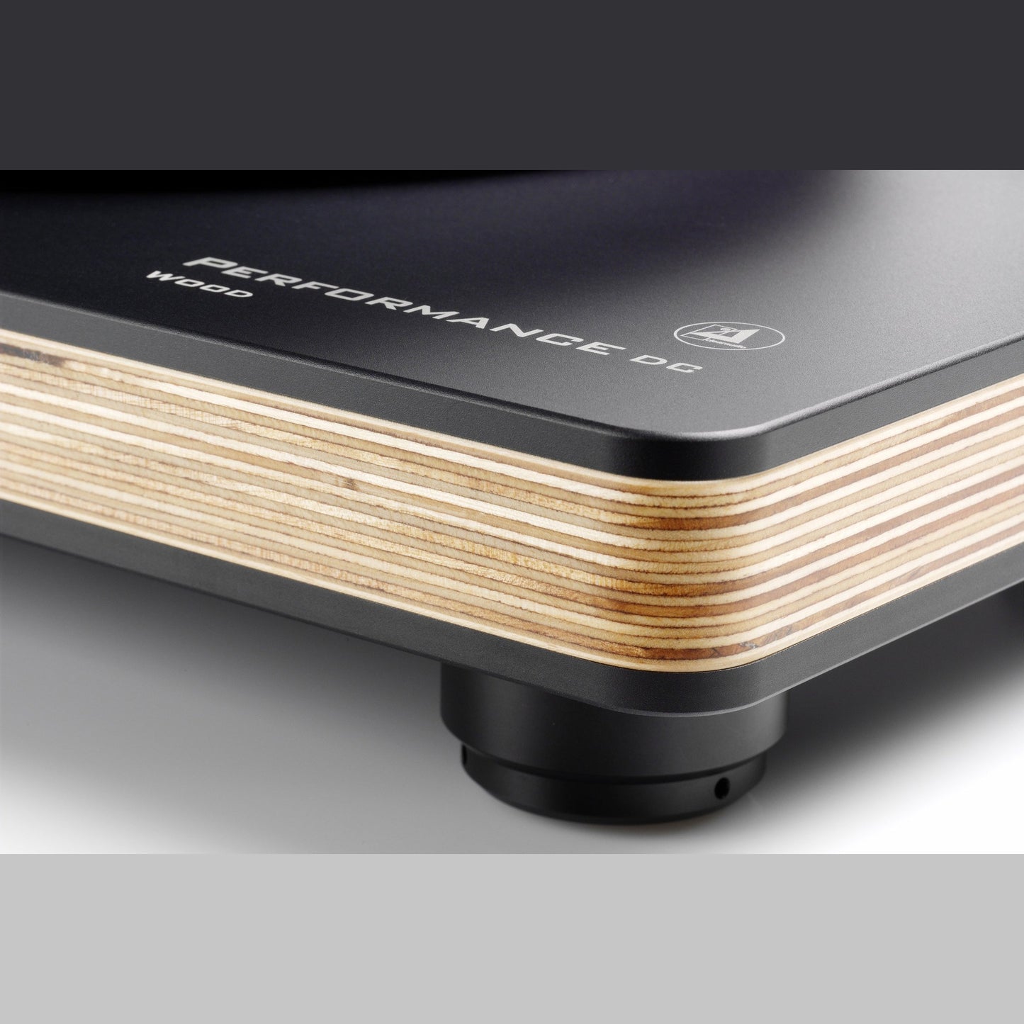Clearaudio Performance DC Plattenspieler Schwarz/Holz Detailansicht Multiplex-Holzkante mit Gerätefuss