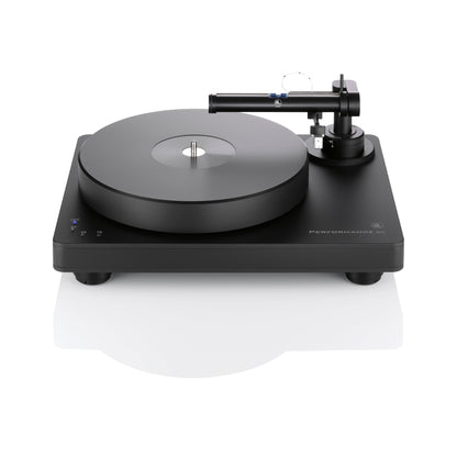 Clearaudio Performance DC Plattenspieler Schwarz/Schwarz Frontansicht mit schwarzem Tonarm und Tonabnehmer