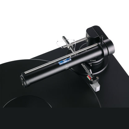 Clearaudio Performance DC Plattenspieler Schwarz/Schwarz Detailansicht Tonarmrohr mit Libelle und Tonabnehmer