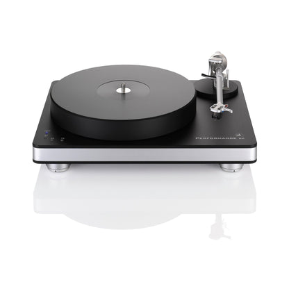 Clearaudio Performance DC Plattenspieler Schwarz/Silber Frontansicht mit Plattenteller, Tonarm und Tonabnehmer