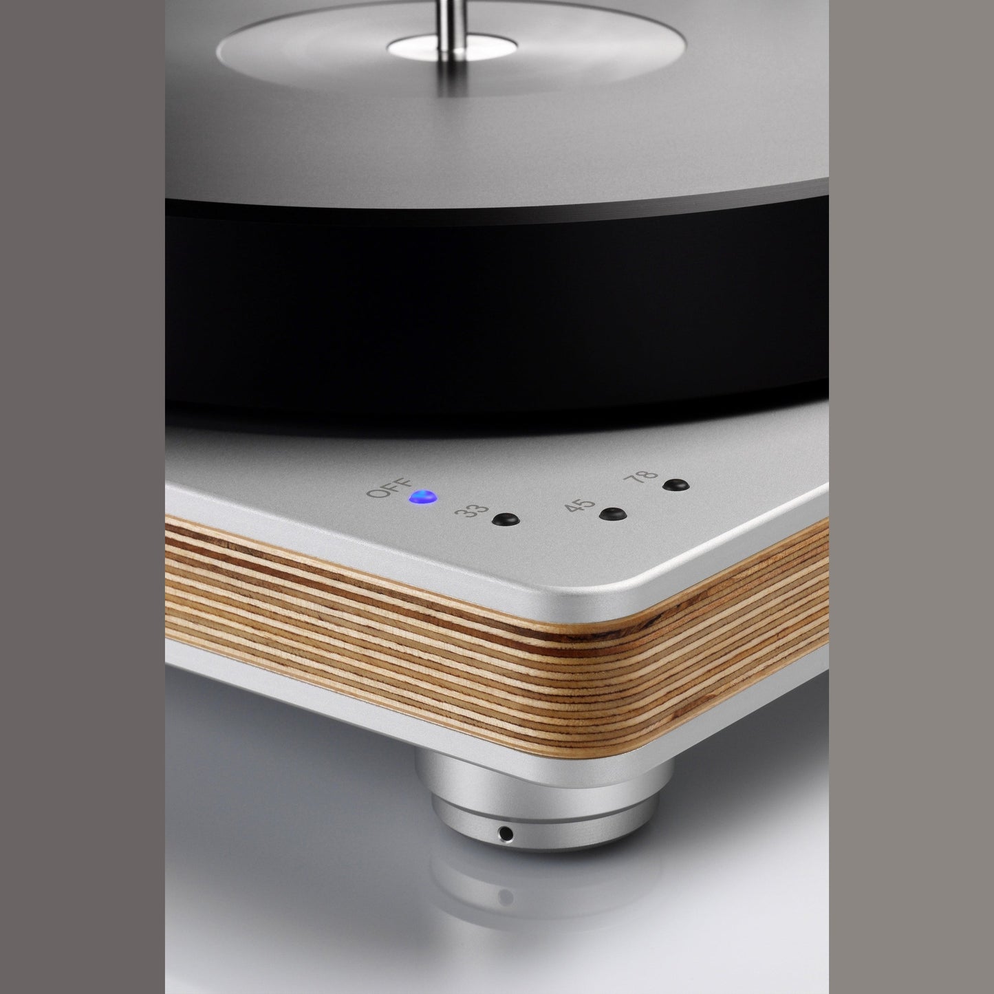 Clearaudio Performance DC Plattenspieler Silber/Holz Displayansicht Drehzahlwahl 33, 45 und 78 mit Status-LED