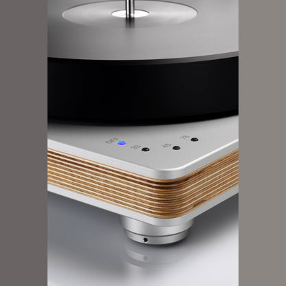 Clearaudio Performance DC Plattenspieler Silber/Holz Displayansicht Drehzahlwahl 33, 45 und 78 mit Status-LED