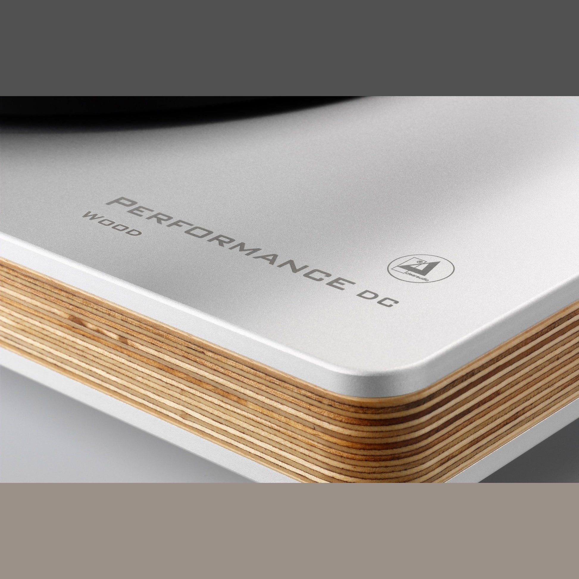 Clearaudio Performance DC Plattenspieler Silber/Holz Detailansicht Multiplex-Holzkante mit Modellschriftzug