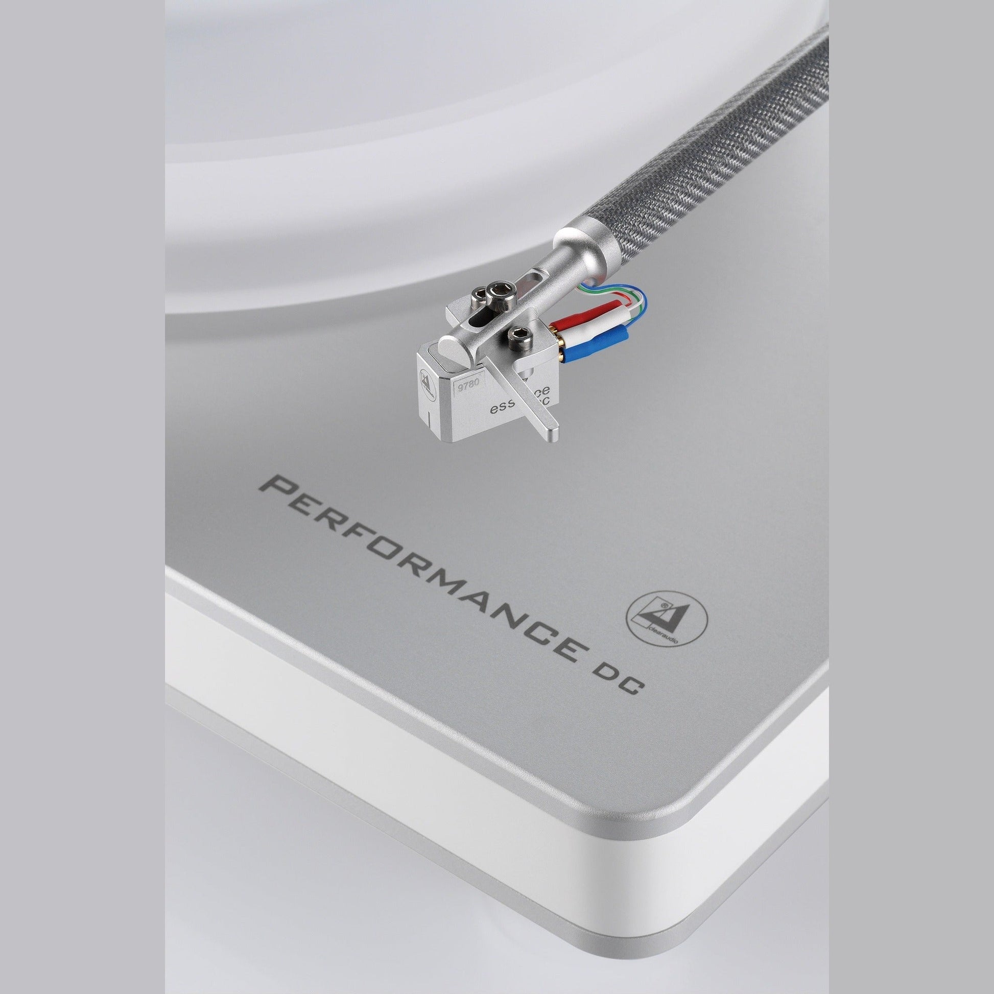 Clearaudio Performance DC Plattenspieler Detailansicht Tonabnehmer über der Schallplatte am Tonarmrohr
