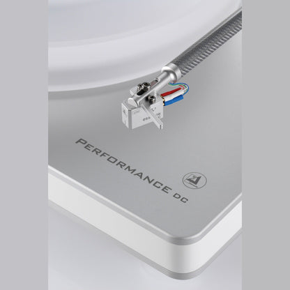 Clearaudio Performance DC Plattenspieler Detailansicht Tonabnehmer über der Schallplatte am Tonarmrohr