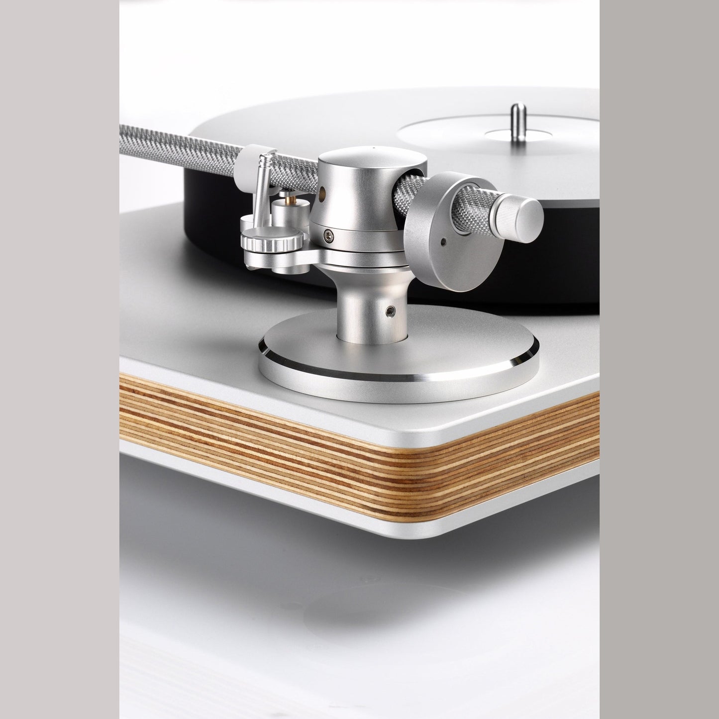 Clearaudio Performance DC Plattenspieler Silber/Holz Detailansicht Tonarmbasis mit Lager und Gegengewicht