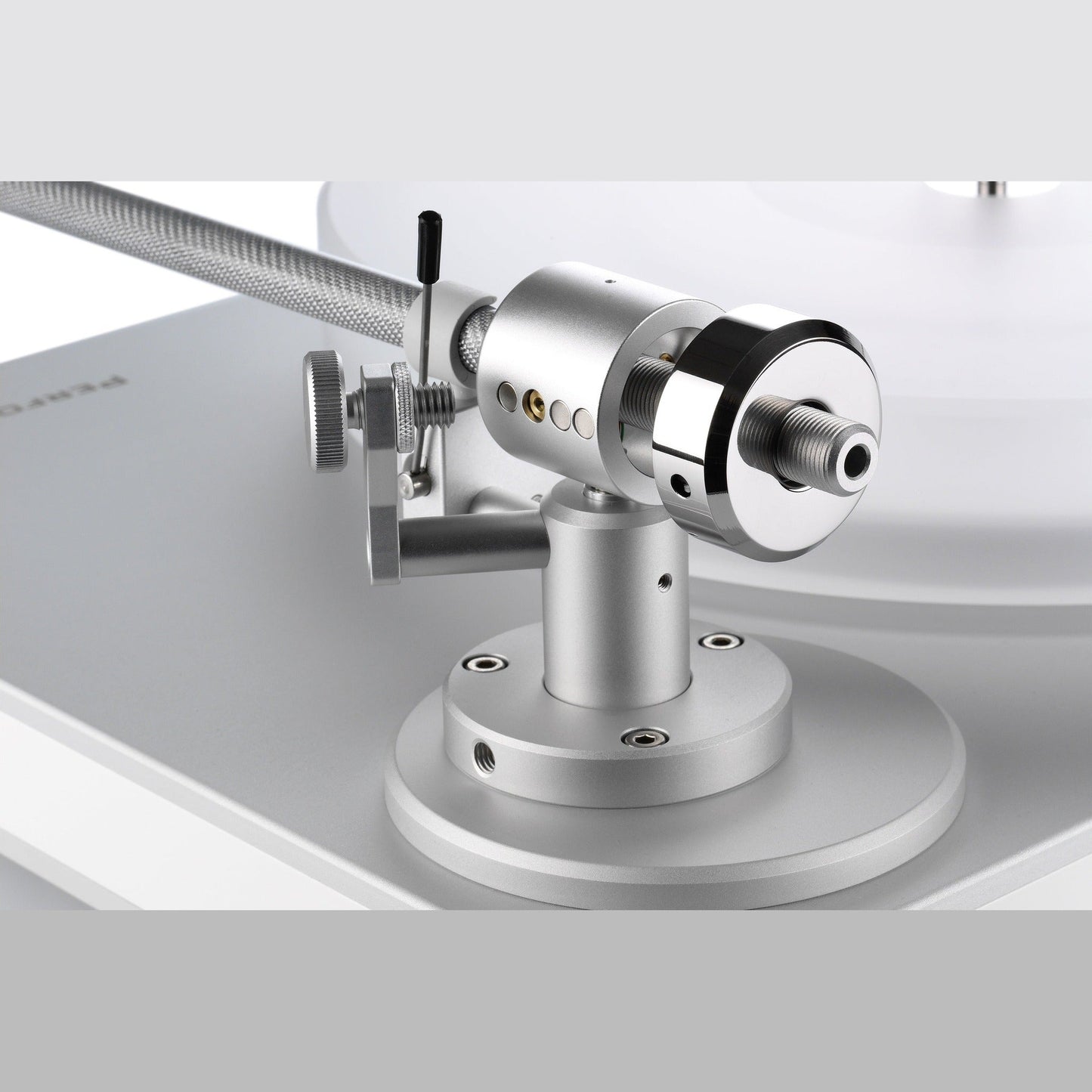 Clearaudio Performance DC Plattenspieler Detailansicht Kardan-Tonarmlager mit Feinjustierung
