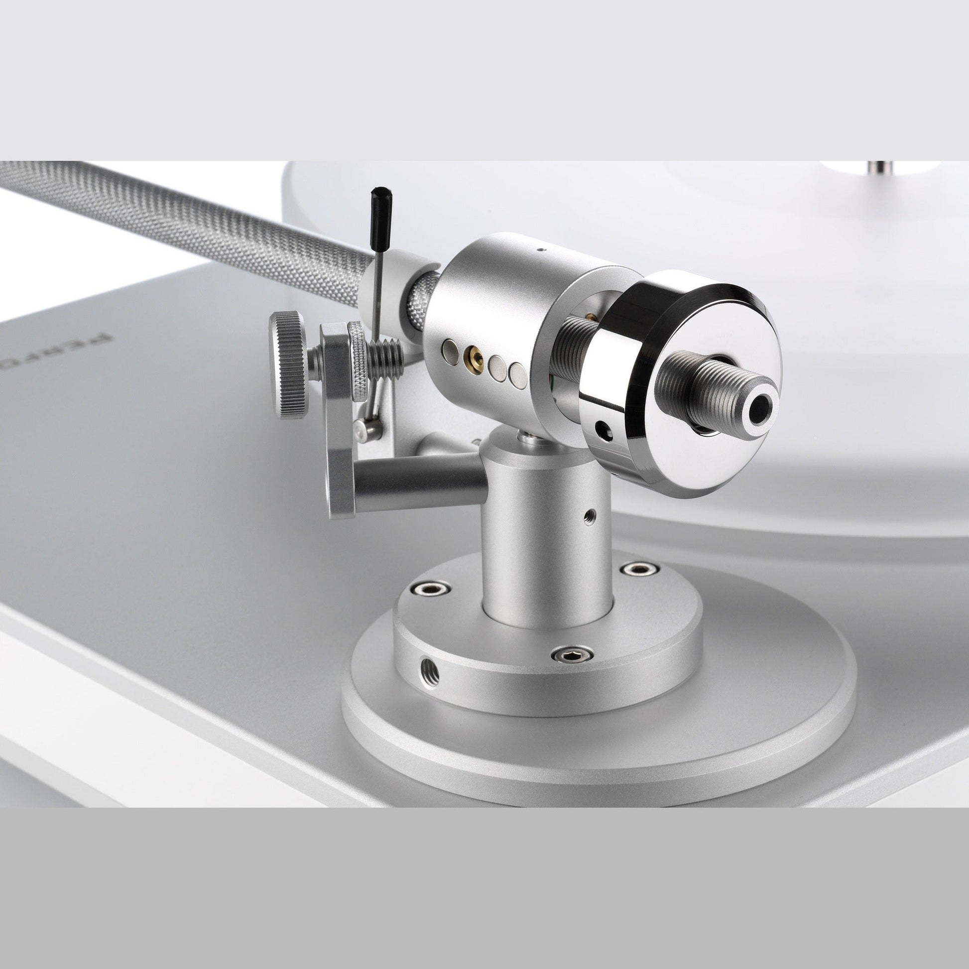Clearaudio Performance DC Plattenspieler Detailansicht Kardan-Tonarmlager mit Feinjustierung