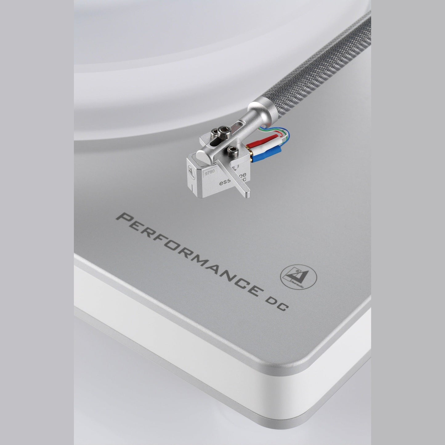 Clearaudio Performance DC Plattenspieler Detailansicht Tonabnehmer am Tonarm über dem Plattenteller
