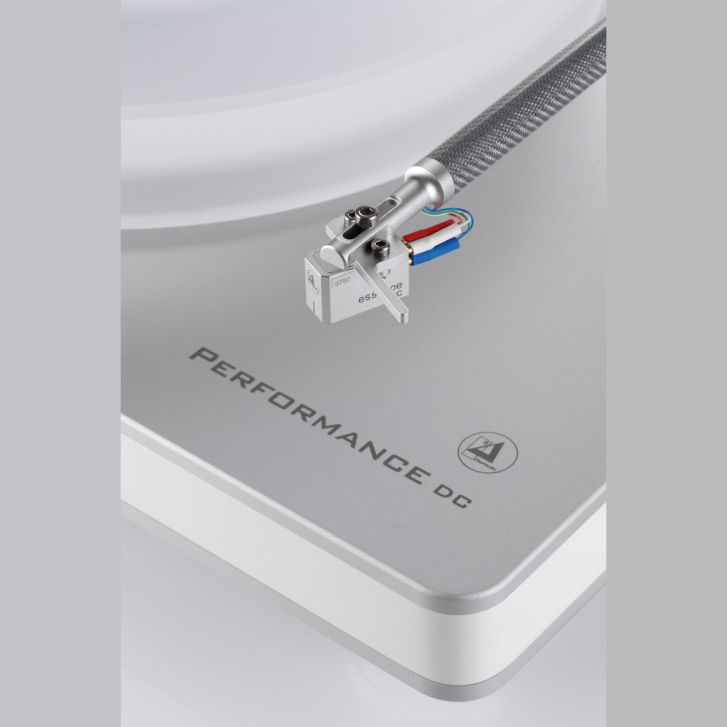 Clearaudio Performance DC Plattenspieler Silber/Silber Detailansicht Tonabnehmer am Tonarm über dem Plattenteller