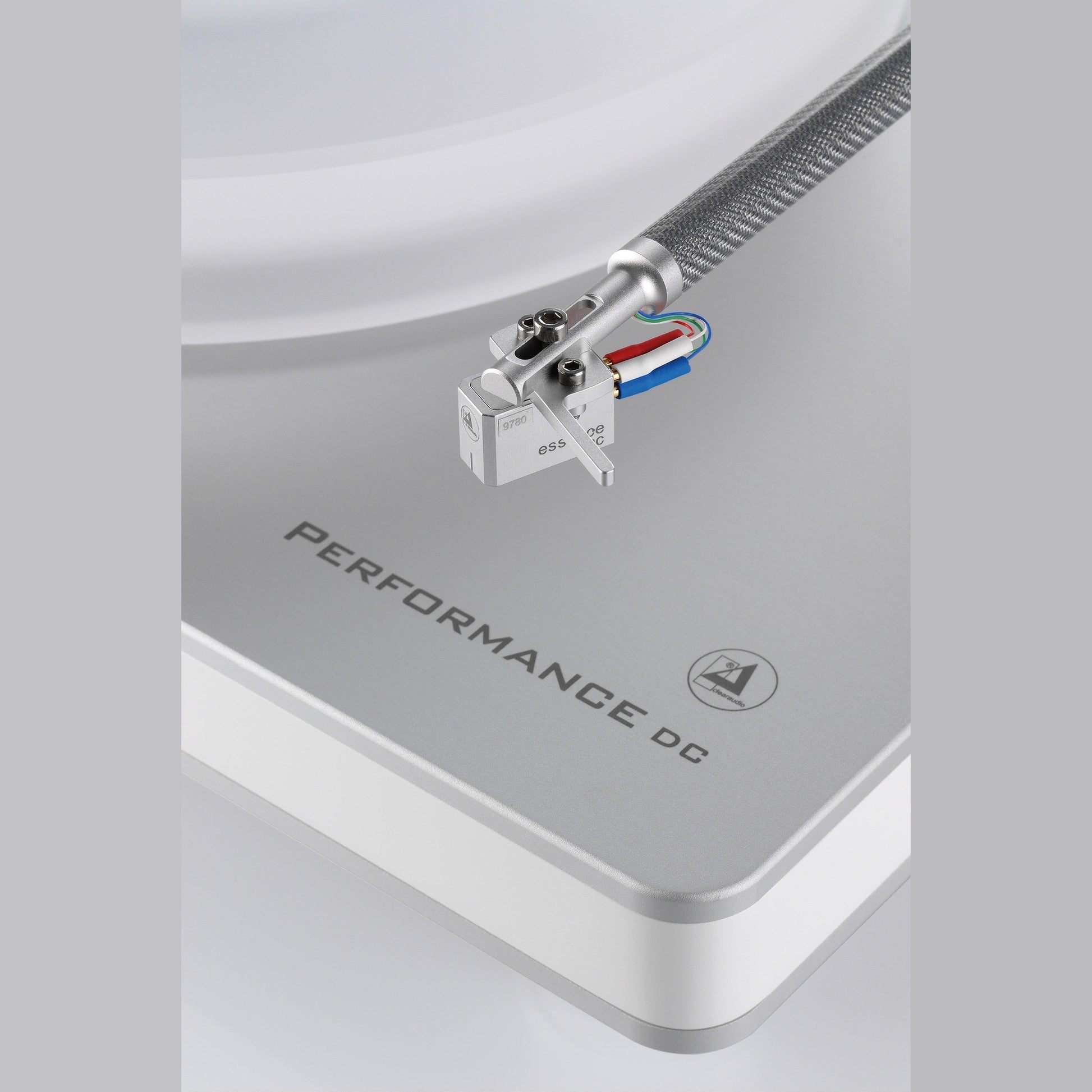 Clearaudio Performance DC Plattenspieler Silber/Silber Detailansicht Tonabnehmer am Tonarm über dem Plattenteller