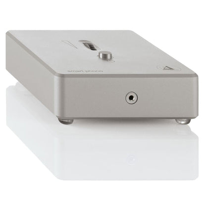 Clearaudio Phono-Vorverstärker Schrägansicht, silbernes Gehäuse mit Kopfhöreranschluss und Standby-Taster