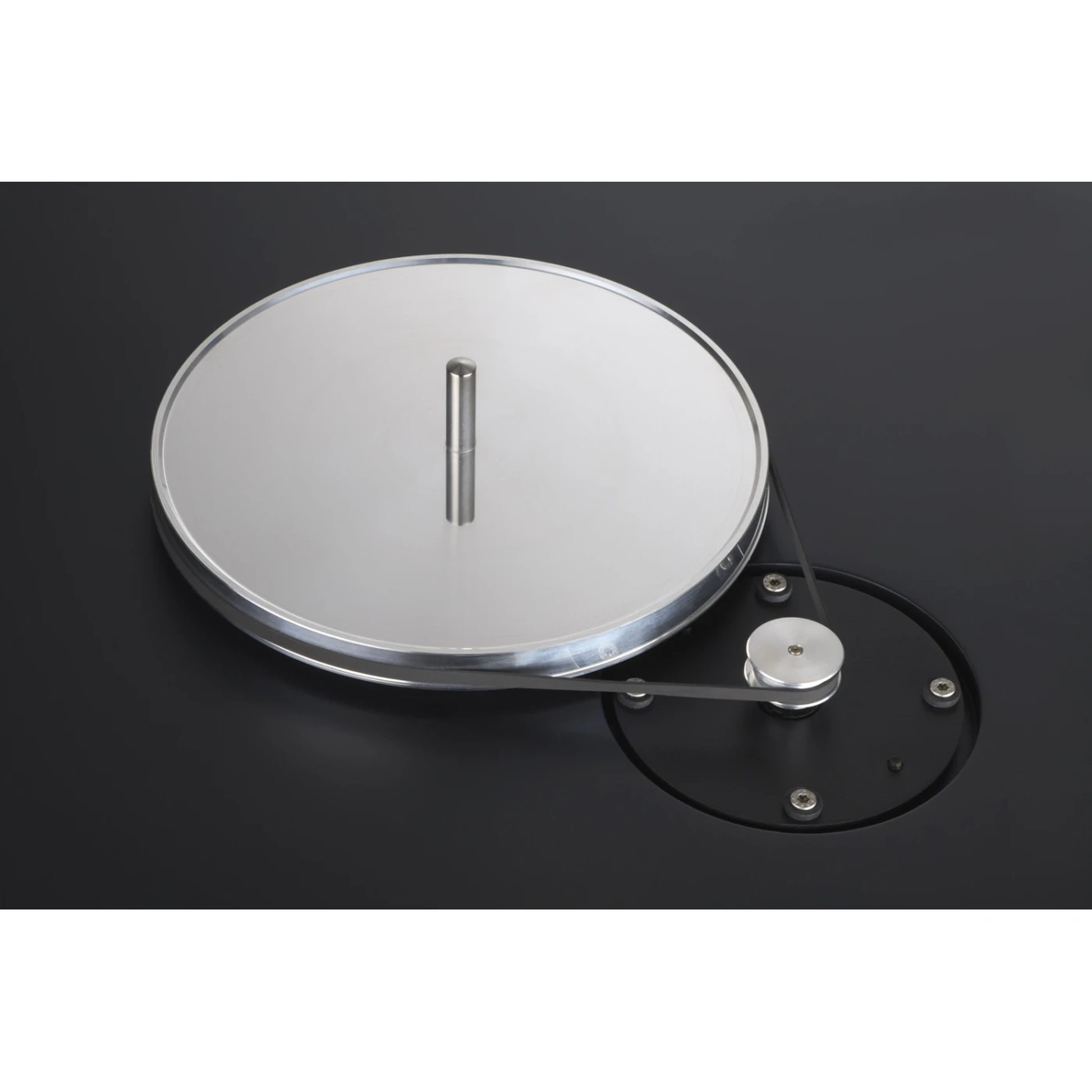 Clearaudio Plattenspieler Detailansicht Motorpulley mit Antriebsriemen und Aluminium-Plattenteller