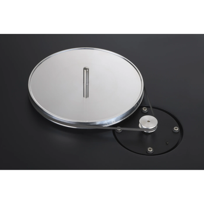 Clearaudio Plattenspieler Detailansicht Motorpulley mit Antriebsriemen und Aluminium-Plattenteller
